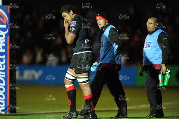 261012 - Newport-Gwent Dragons v Ulster - RaboDirect PRO12 -Toby Faletau of Newport-Gwent Dragons with a physio during the game