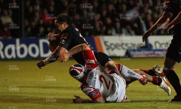 261012 - Newport Gwent Dragons v Ulster, RaboDirect PRO12 - Andy Tuilagi of Newport-Gwent Dragons dives over Rory Best of Ulster to score try