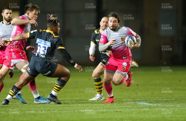 121220 - Dragons v Wasps, Heineken European Champions Cup - Rhodri Williams of Dragons takes on Paolo Odogwu of Wasps