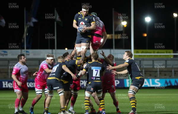 121220 - Dragons v Wasps, Heineken European Champions Cup - Will Rowlands of Wasps takes line out ball