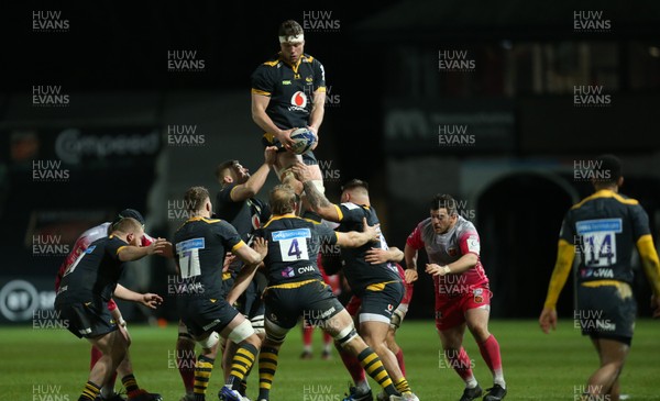 121220 - Dragons v Wasps, Heineken European Champions Cup - Will Rowlands of Wasps wins line out ball