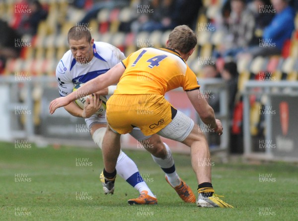 161113 - Newport Gwent Dragons v London Wasps - LV Cup -Rhys Jones of Newport Gwent Dragons is challenged by Jonah Holmes of London Wasps(c)Huw Evans Picture Agency