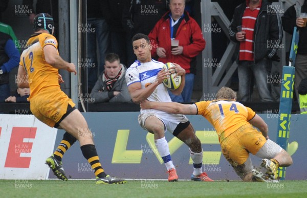 161113 - Newport Gwent Dragons v London Wasps - LV Cup -Ashton Hewitt of Newport Gwent Dragons is challenged by Jonah Holmes and Chris Bell of London Wasps before scoring his first try for Newport Gwent Dragons