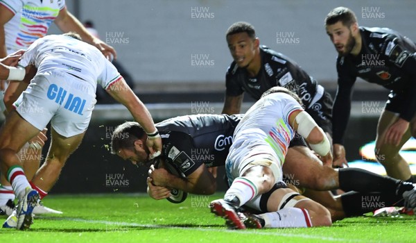 091020 - Dragons v Zebre - Guinness PRO14 - Jamie Roberts of Dragons goes over to score try