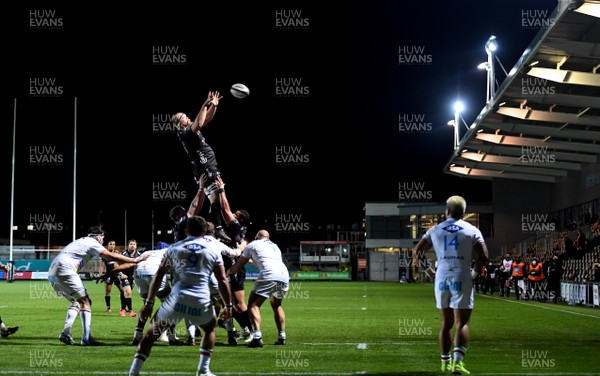 091020 - Dragons v Zebre - Guinness PRO14 - Joe Davies of Dragons takes line out ball at Rodney Parade