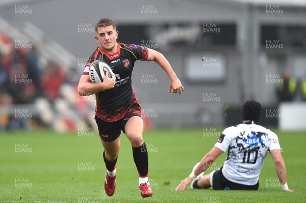 220918 - Dragons v Zebre - Guinness PRO14 - Arwel Robson of Dragons runs in to score try