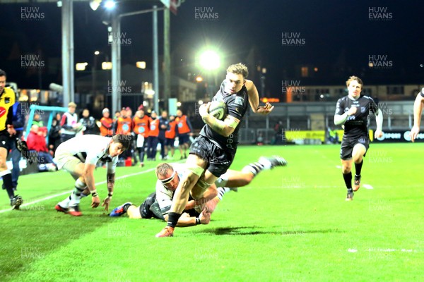 301119 - Dragons v Zebre- Guinness PRO14 -   Taine Basham of Dragons powers over to score a try 