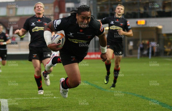 310812 - Newport Gwent Dragons v Zebre, RaboDirect PRO12 -Dragons Andy Tuilagi dives in to score try