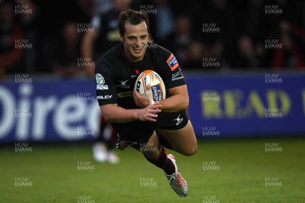 310812 - Newport Gwent Dragons v Zebre, RaboDirect PRO12 -Dragons Dan Evans dives in to score try