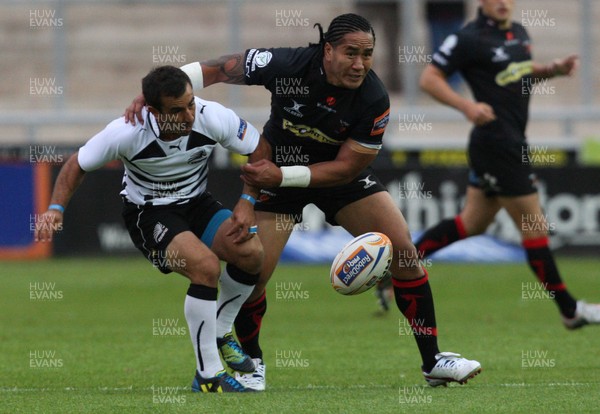 310812 - Newport Gwent Dragons v Zebre, RaboDirect PRO12 -Dragons Andy Tuilagi tangles with Zebre's Luciano Orquera 