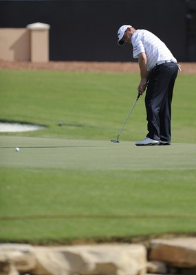 21.11.09 - Dubai World Championships 2009... David Drysdale of Scotland putting out on the 18th green. 