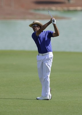 21.11.09 - Dubai World Championships 2009... Alvaro Quiros of Spain playing his second to the par 5 18th. 