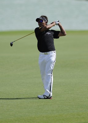 21.11.09 - Dubai World Championships 2009... Tongchai Jadee of Thailand playign his second to the par 5 18th. 