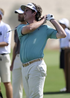 21.11.09 - Dubai World Championships 2009... Gonzalo Fernandez Castano of Spain watches his tee shot to the par 3 17th . 