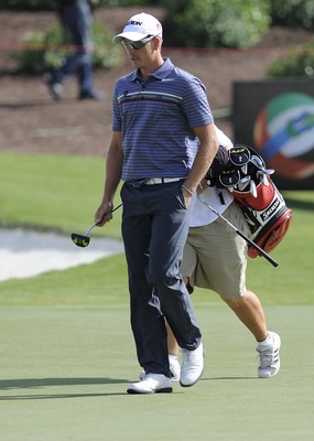 21.11.09 - Dubai World Championships 2009... Henrik Stenson of Sweden walks on to the 15th. 