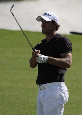 21.11.09 - Dubai World Championships 2009... Adam Scott of Australia plays his second shot to around 4 feet and sinks the birdie putt on the par 4 15th. 