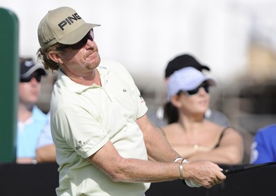 21.11.09 - Dubai World Championships 2009... Miguel Angel Jimenez of Spain tess off on the par 5 14th. 