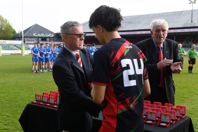270426 - Dyffryn Taf v Bro Morgannwg - Road to Principality Finals - Boys U18s Cup - Dyffryn Taf players collect their medals at full time