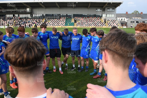 270426 - Dyffryn Taf v Bro Morgannwg - Road to Principality Finals - Boys U18s Cup - Bro Morgannwg team huddle