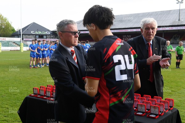 270426 - Dyffryn Taf v Bro Morgannwg - Road to Principality Finals - Boys U18s Cup - Dyffryn Taf players collect their medals at full time