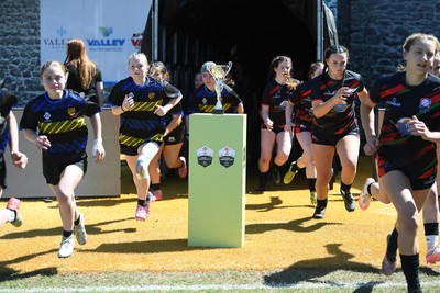 290426 - Dyffryn Taff v Bryncelynnog - Girls Schools Final U14 - Road To Principality Finals - Both sides run out at the start of the match