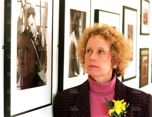 010395 - Daughter of Welsh Poet Dylan Thomas, Aeron Thomas looks at a photograph at a new exhibition at Ty Llen, Swansea