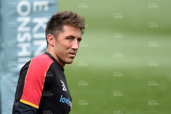 110818 - Ealing Trailfinders v Dragons - Preseason Friendly - Gavin Henson of the Dragons looks on during the warm up