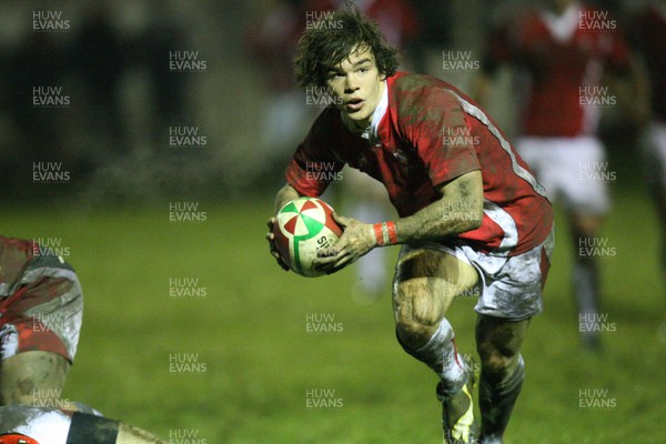 05.01.11.... Wales U20 East v Wales U20 West, Cross Keys -  West Wales' Tom Habberfield breaks away 