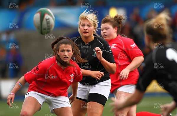 300417 - Under 18s Girls Rugby - East Wales v West Wales - Molly Philpott of East Wales spreads the ball wide