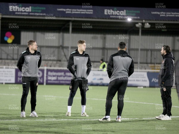 160124 - Eastleigh v Newport County - FA Cup Third Round Replay - Newport players inspect the pitch