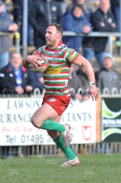 240416 -Ebbw_Vale v Aberavon-Principality_Premiership-Ebbw's Nathan Preece running with the ball