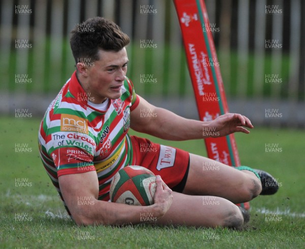 240416 -Ebbw_Vale v Aberavon-Principality_Premiership-Ebbw's Jared Rosser scores a try