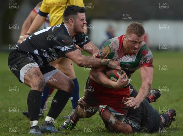 070117 - Ebbw Vale v Cross Keys - Principality Premiership   Ebbw Vale's Jonathon Davies on the attack by Huw Evans Agency