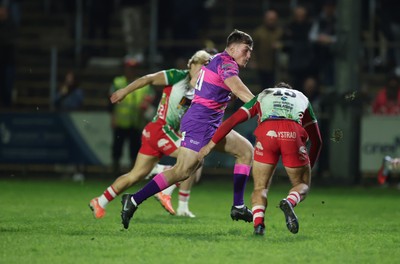 161025 - Ebbw Vale v Llandovery, Super Rugbi Cymru - Dan Buffery of Ebbw Vale breaks away