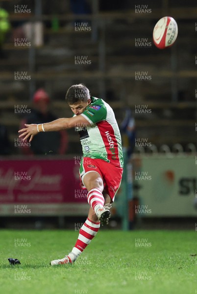 161025 - Ebbw Vale v Llandovery, Super Rugbi Cymru - Ioan Hughes of Llandovery kicks penalty