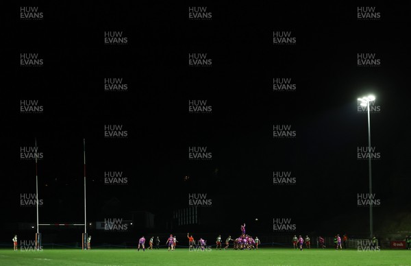 161025 - Ebbw Vale v Llandovery, Super Rugbi Cymru - Llandovery and Ebbw Vale contest a line out