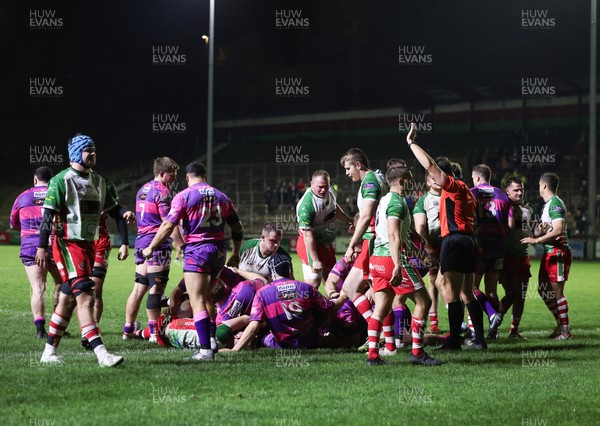 161025 - Ebbw Vale v Llandovery, Super Rugbi Cymru - Charlie Manship of Ebbw Vale powers over to score try