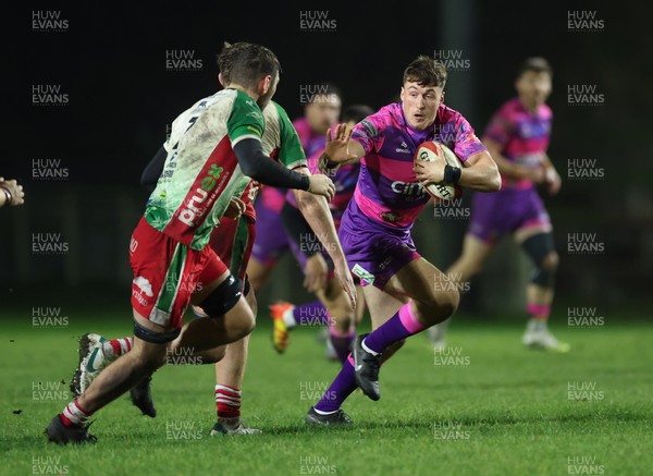 161025 - Ebbw Vale v Llandovery, Super Rugbi Cymru - Dan Buffery of Ebbw Vale breaks away