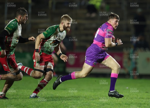 161025 - Ebbw Vale v Llandovery, Super Rugbi Cymru - Dan Buffery of Ebbw Vale breaks away