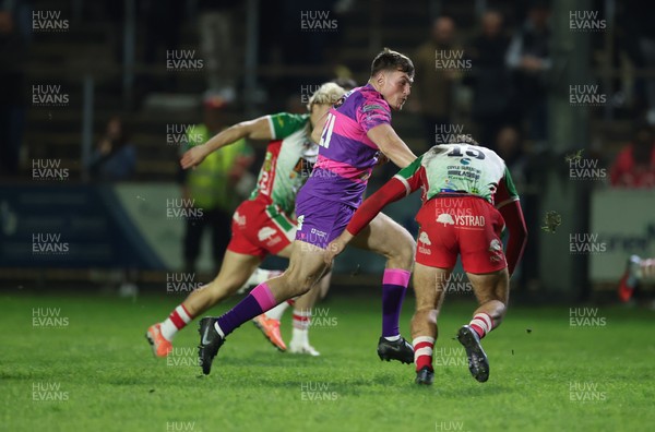 161025 - Ebbw Vale v Llandovery, Super Rugbi Cymru - Dan Buffery of Ebbw Vale breaks away