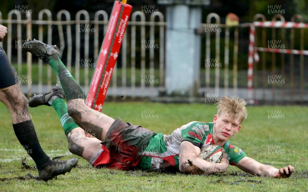 100318 - Ebbw Vale v Neath - Principality Premiership - Toby Fricker of Ebbw Vale dives over for a try