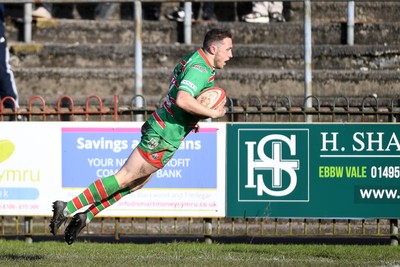 010325 - Ebbw Vale v Newport - Super Rygbi Cymru - Ryan Gardner of Ebbw Vale runs in to score a try