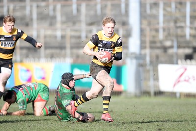 010325 - Ebbw Vale v Newport - Super Rygbi Cymru - David Richards of Newport is challenged by Joe Franchi of Ebbw Vale