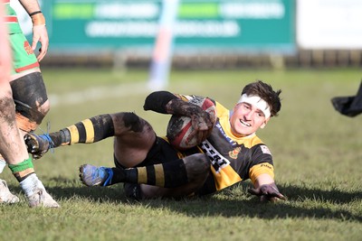 010325 - Ebbw Vale v Newport - Super Rygbi Cymru - Dafydd Buckland of Newport runs in to score a try