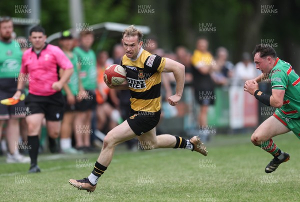 180525 - Ebbw Vale  v Newport RFC, Super Rygbi Cymru Grand Final - Carwyn Penny of Newport breaks away to score try
