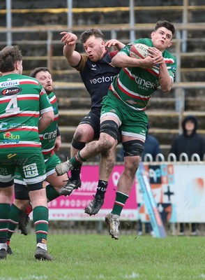 040426 - Ebbw Vale v RGC - Super Rygbi Cymru (SRC) - Dafydd Thirsk of RGC and Curtis Gregory of Ebbw Vale compete for the ball