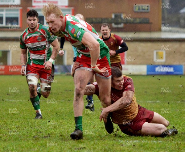 060118 - Ebbw Vale v RGC1404 - WRU National Cup - Ebbw's Toby Fricker running in to score a try