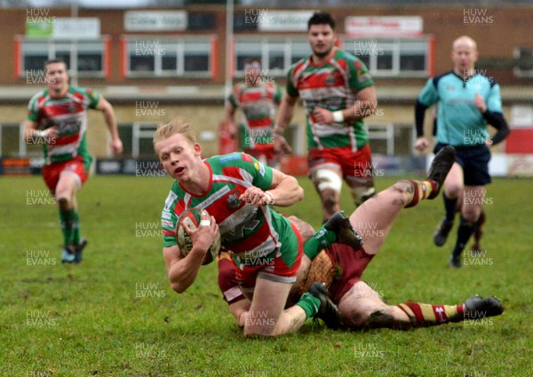 060118 - Ebbw Vale v RGC1404 - WRU National Cup - Ebbw's Toby Fricker dives over to score a try