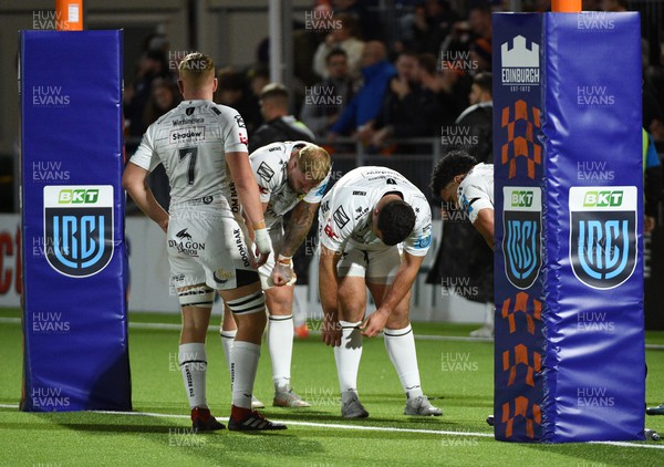 170922 - Edinburgh Rugby v Dragons RFC - United Rugby Championship - Dragons players stand dejected after conceding a try
