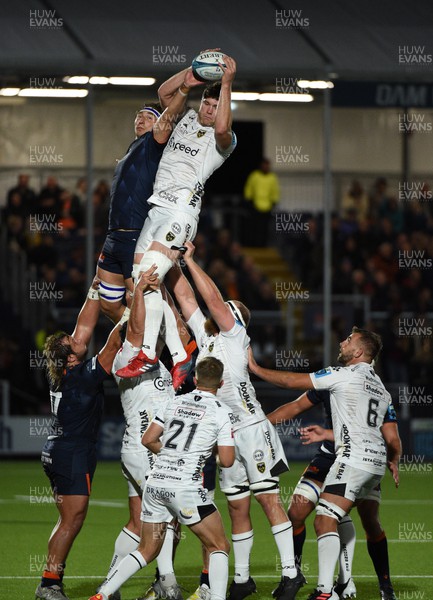 170922 - Edinburgh Rugby v Dragons RFC - United Rugby Championship - Will Rowlands of Dragons RFC is challenged by Jamie Ritchie of Edinburgh at a lineout